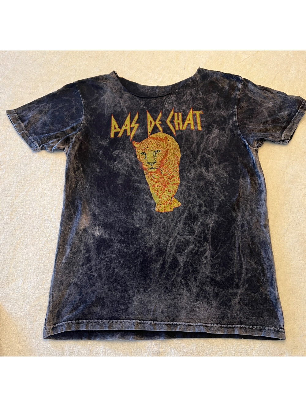 pas de chat stone wash dark grey cut out neck t-shirt with leopard